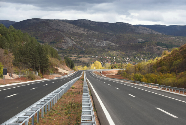 Погледајте снимак из ваздуха последњег крака Коридора 10: Шест трака, 87 километара, чекали смо га 10 година! (ФОТО+ВИДЕО)